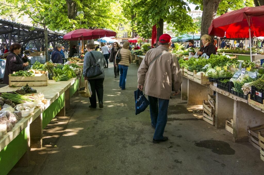 Marché de producteurs locaux avec étals de légumes