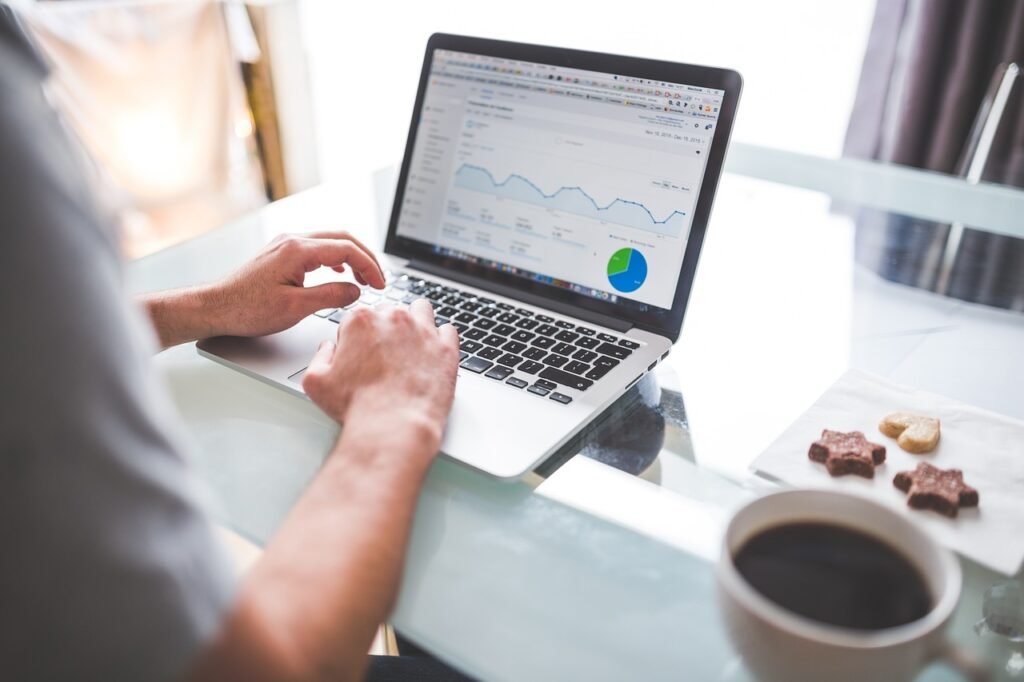 Analyse du trafic et des positions SEO sur ordinateur portable