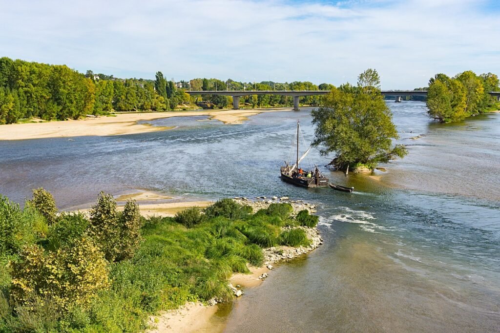 La Loire près de Tours avec bancs de sable et bateau traditionnel
